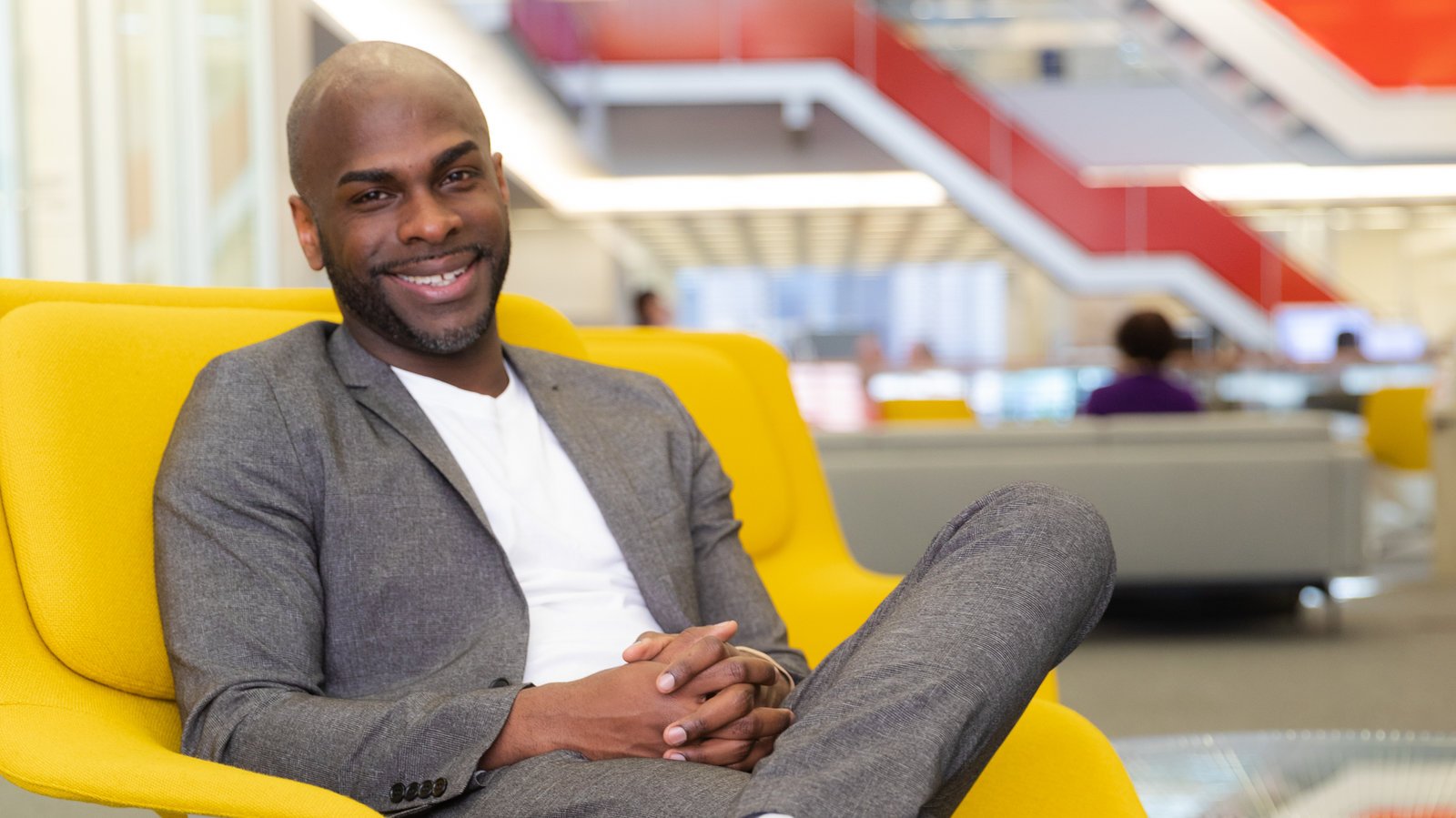 Periodista del New York Times trabajando feliz