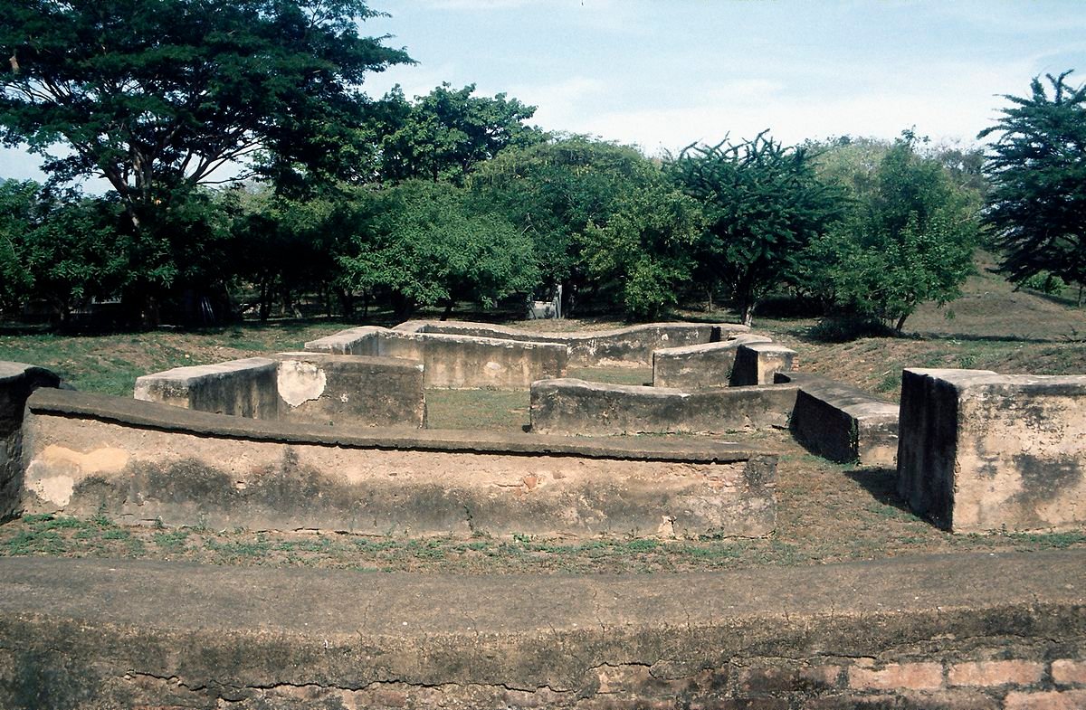 Explorando las ruinas de León Viejo
