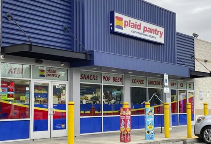 Fila de personas esperando cobrar premios lotería