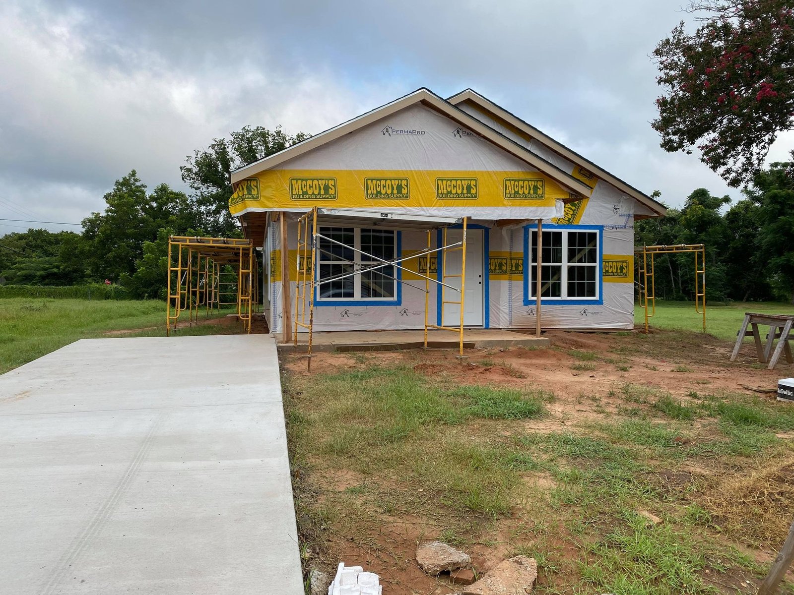 Familia revisando requisitos para Plan Vivienda