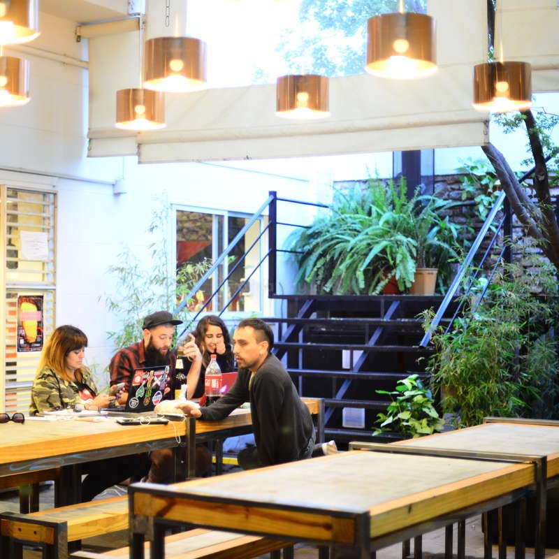 Trabajadora part time sonriendo en Córdoba