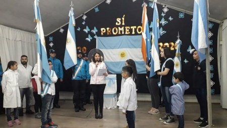 Joven estudiante llevando la bandera argentina