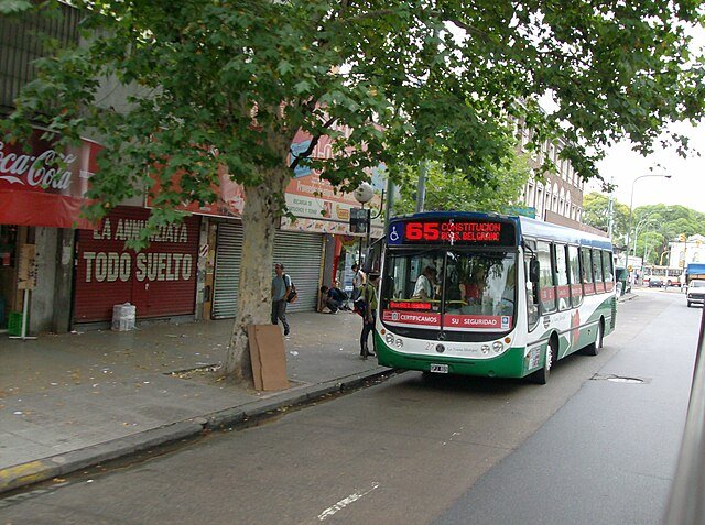 Colectivos circulando en la avenida Corrientes