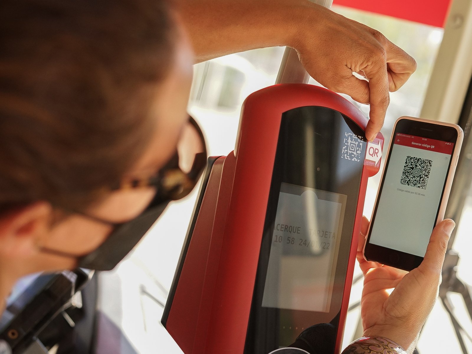 Persona usando la aplicación móvil Red Bus