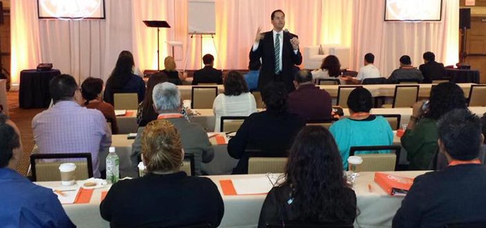 Empresario exitoso dando una conferencia motivacional