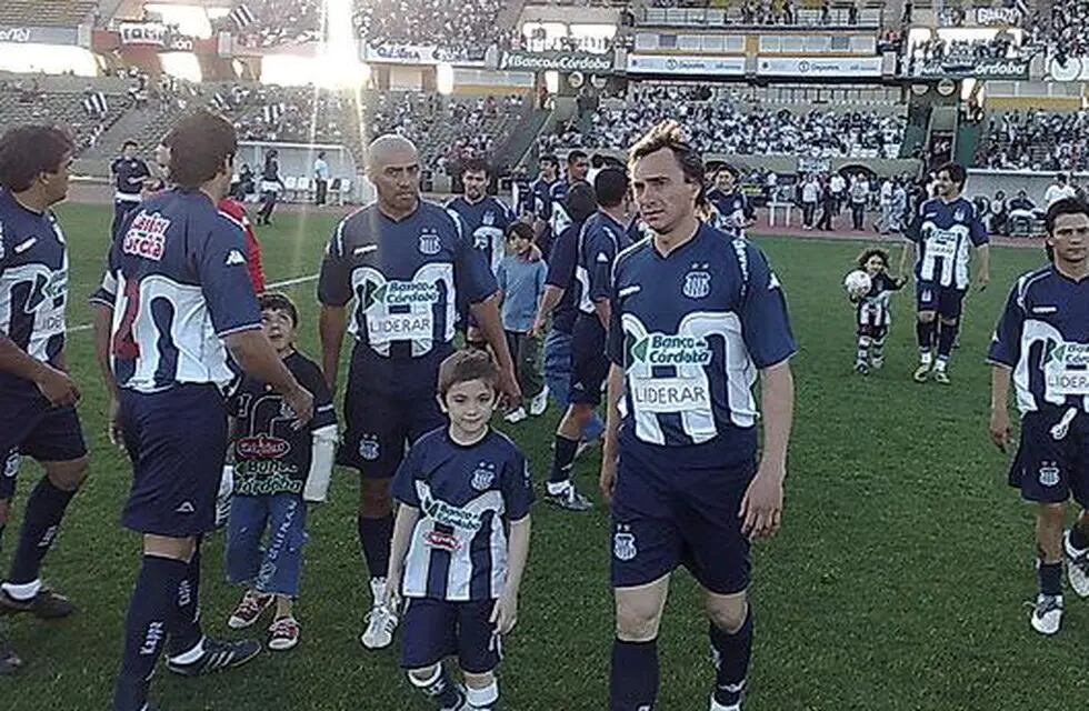 Celebración de jugadores de Talleres con trofeo