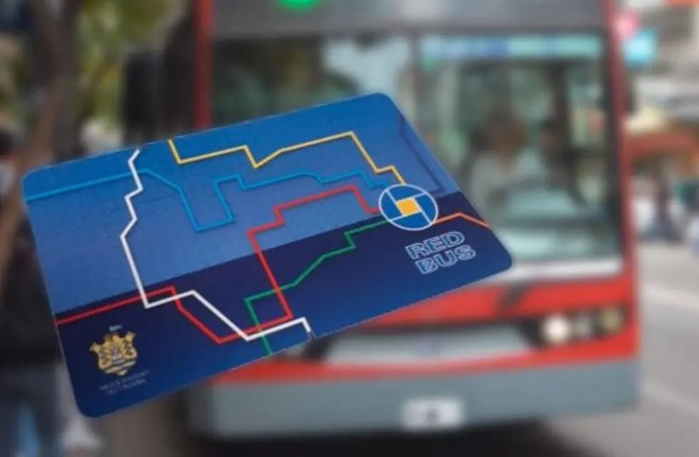 Personas cargando tarjeta Red Bus en Córdoba