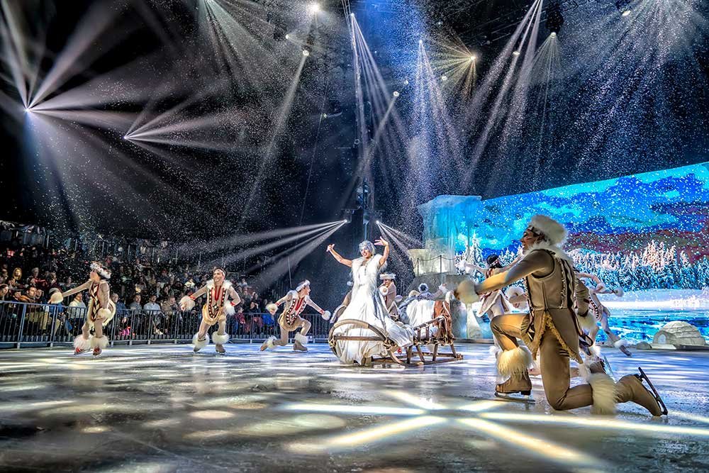 Luces brillantes iluminando el escenario de hielo