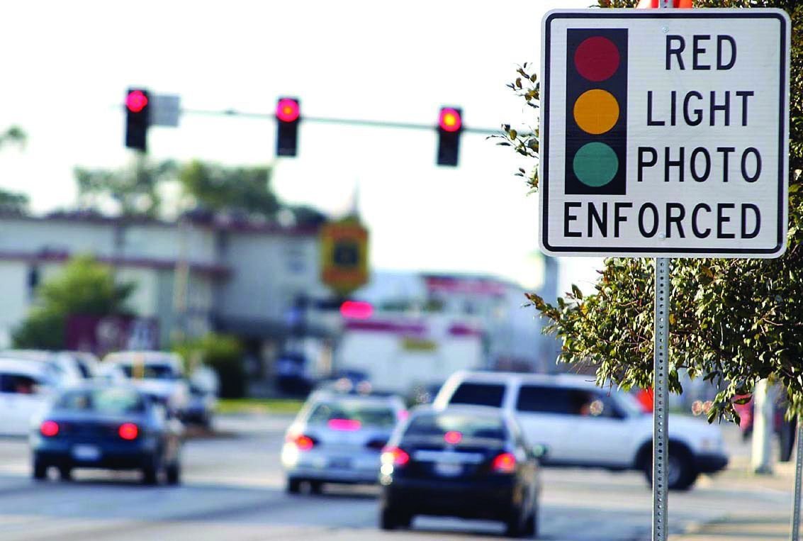 Semáforo en rojo con multa de tránsito