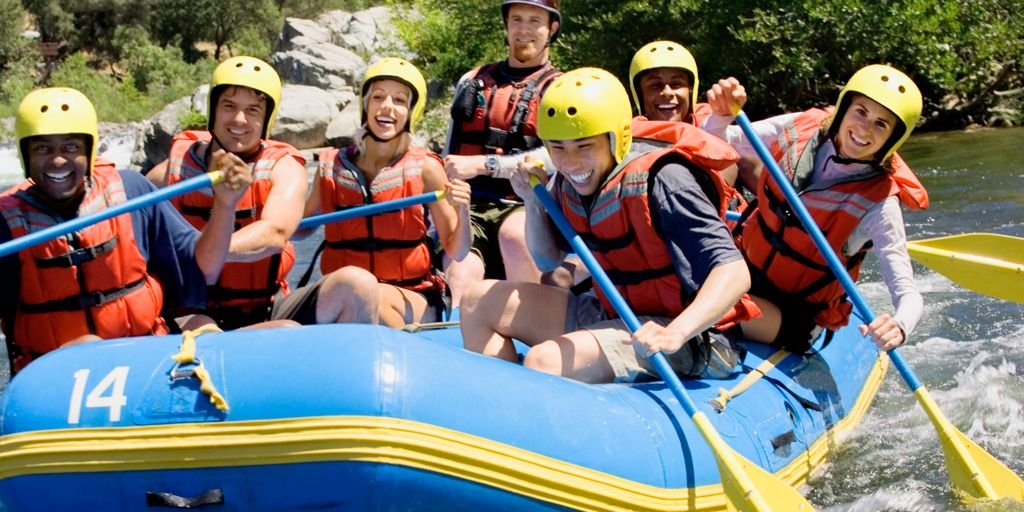 Turistas disfrutando de actividades acuáticas en río