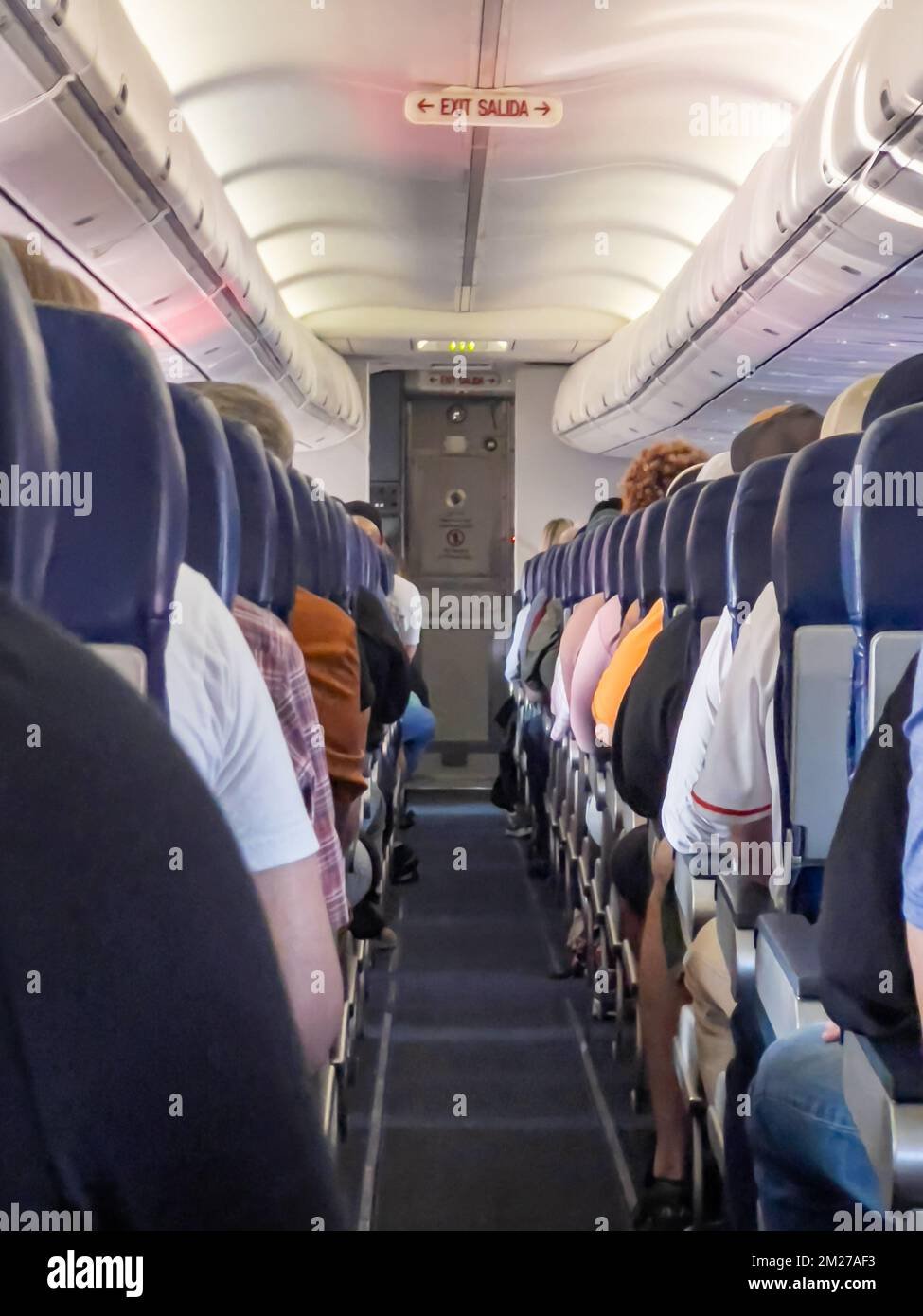 Interior de un avión 737-800 lleno de pasajeros