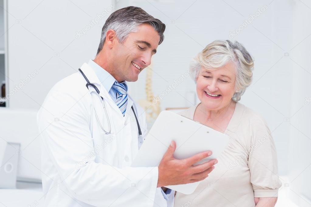 Médico atendiendo a un paciente sonriente