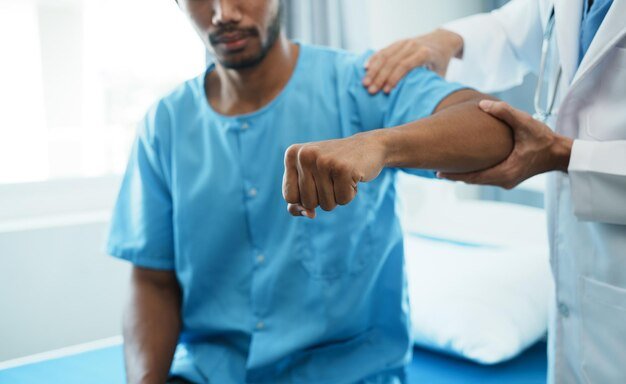 Imagen: Médico examinando a un paciente en consultorio
