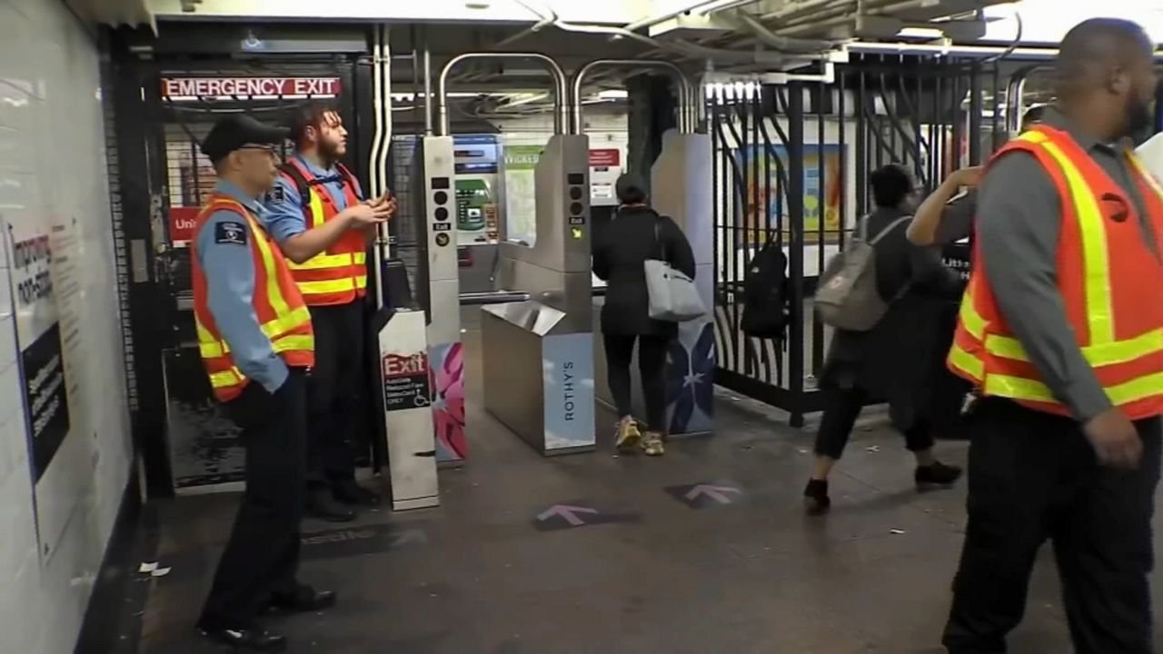 Pasajeros respetando normas de seguridad en Subte