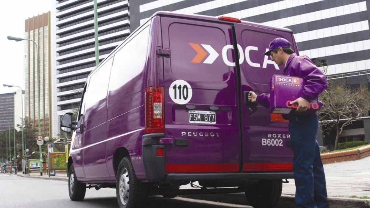 Camioneta de OCA realizando entregas en Córdoba