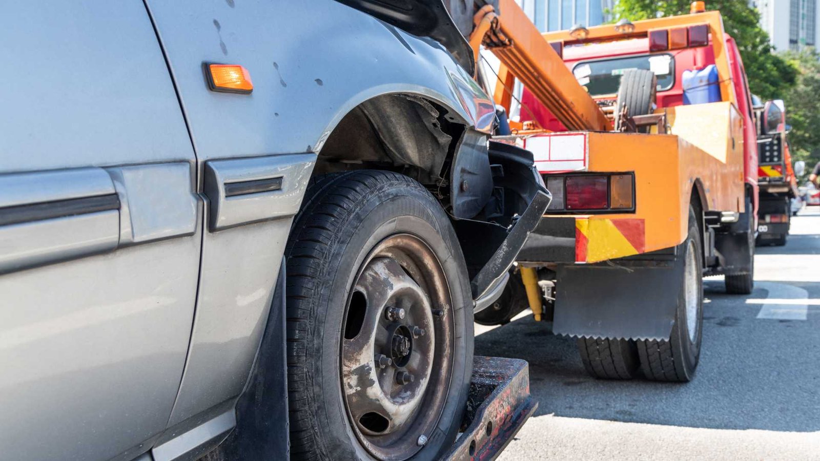 Grúa remolcando un auto en la calle