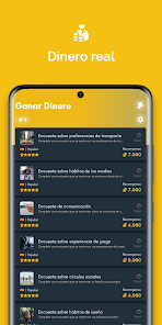 Persona revisando saldo en la app