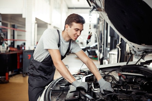 Imagen de mecánico revisando motor de coche