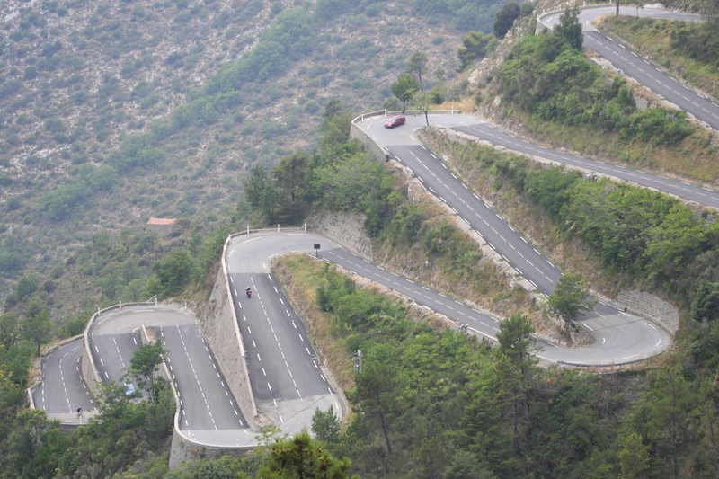 Paisajes montañosos con caminos sinuosos