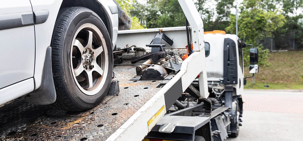 Coche siendo remolcado por una grúa