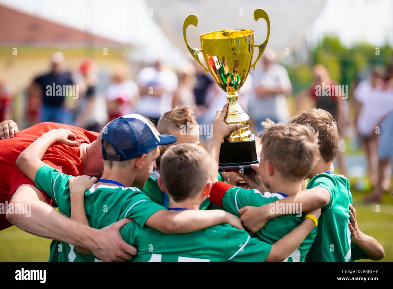 Celebración de jugadores con trofeos del club