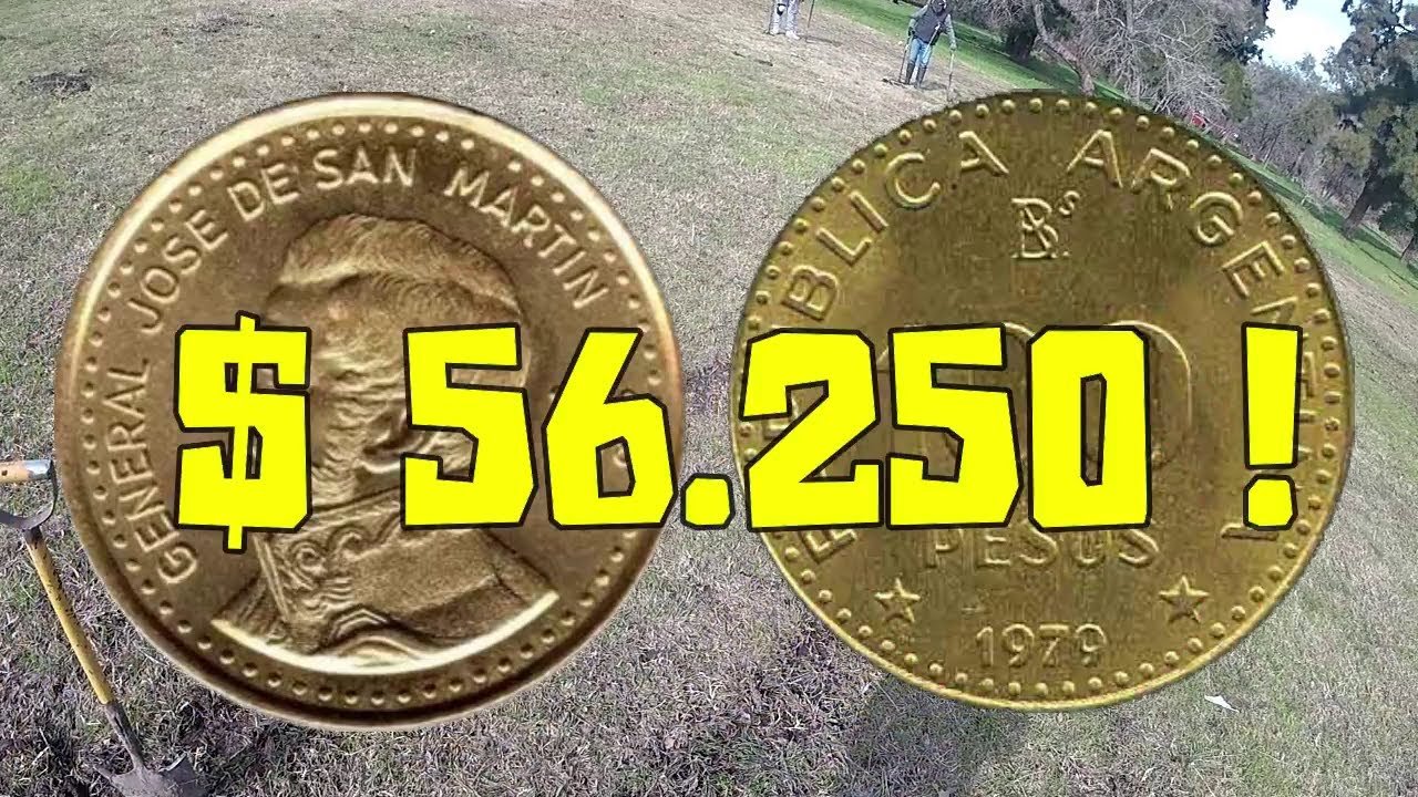 Moneda antigua de Argentina siendo tasada