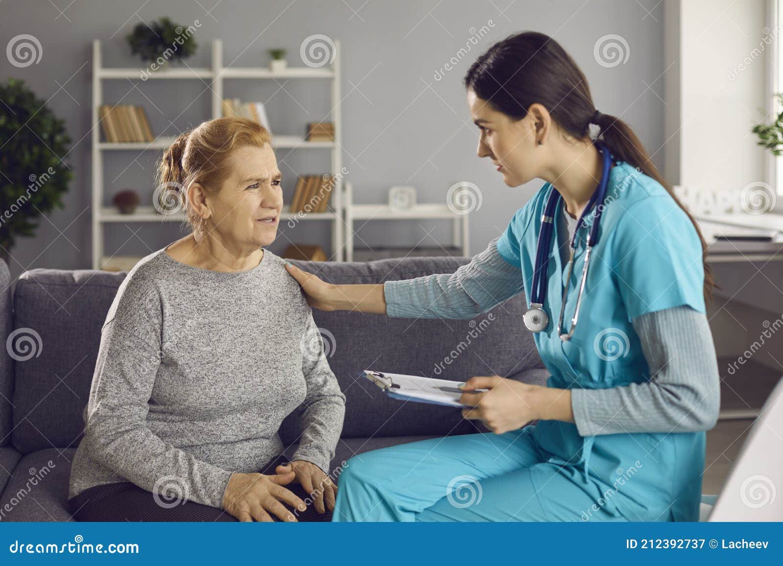 Mujer consultando a un médico preocupada