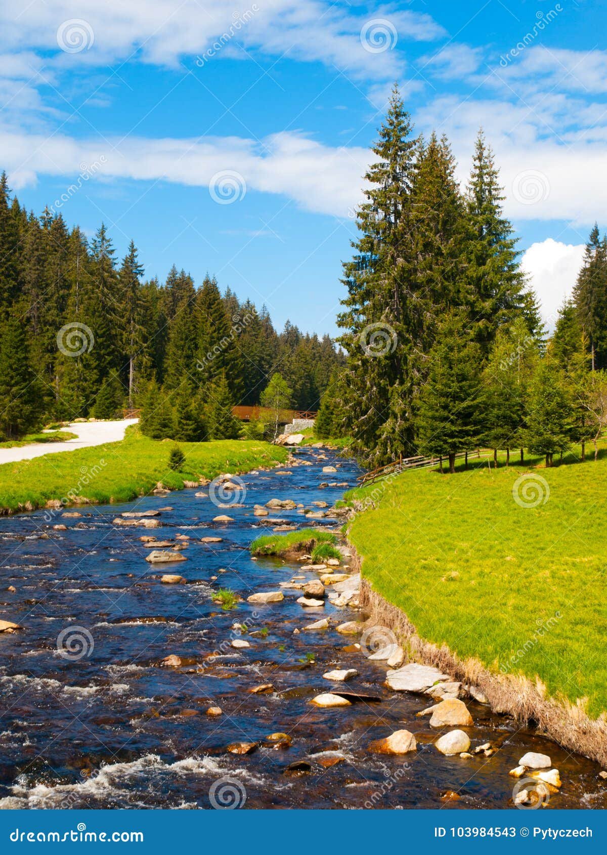 Paisaje de montañas verdes y arroyos tranquilos