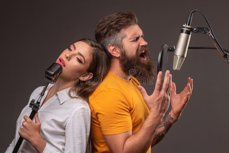 Pareja de músicos en desacuerdo en estudio