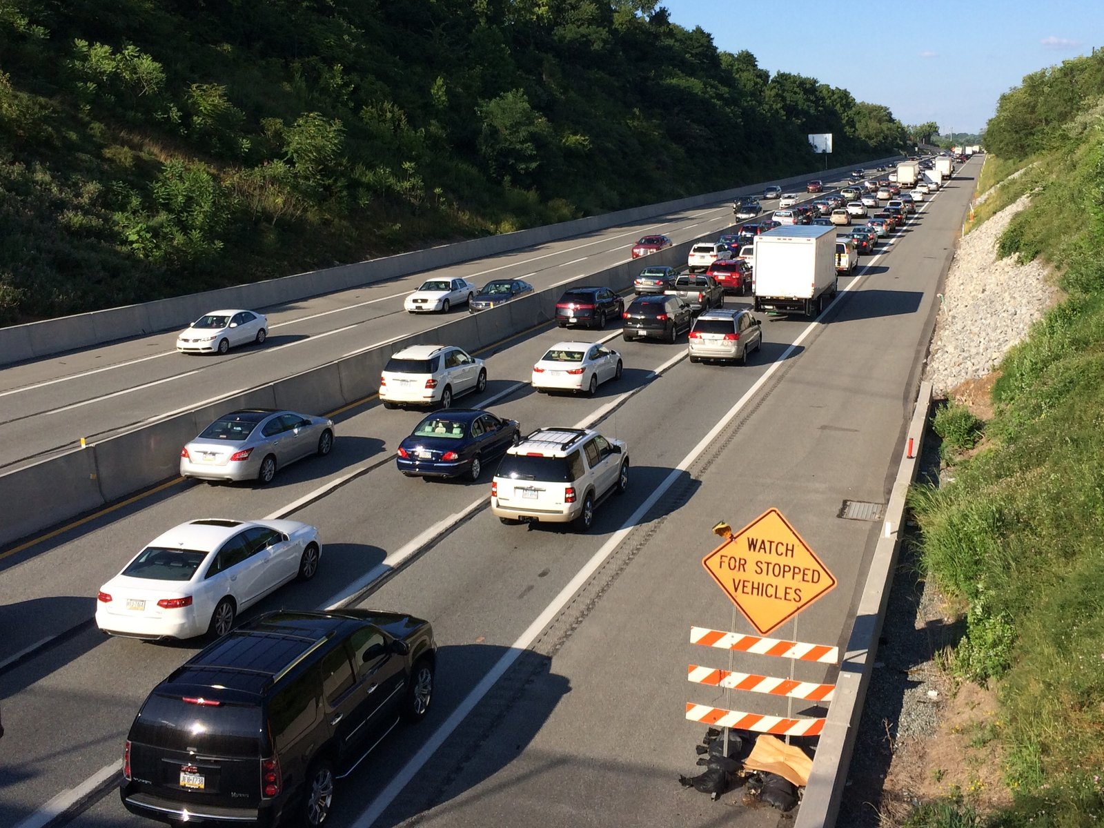 Automóvil pasando por peaje en autopista