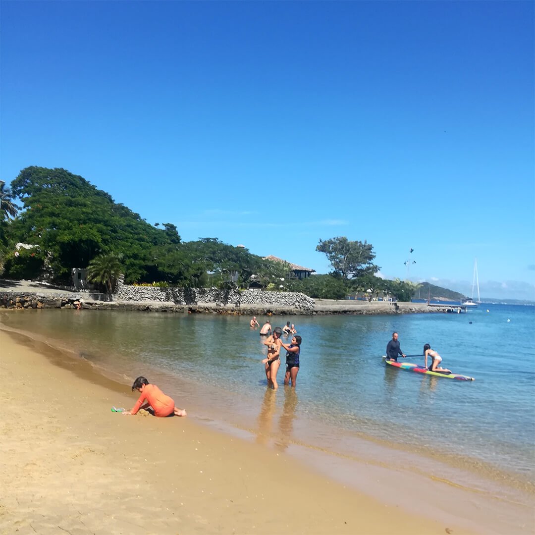 Playa desierta en Búzios durante temporada baja