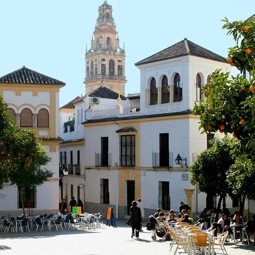 Familia visitando una casa gubernamental en Córdoba