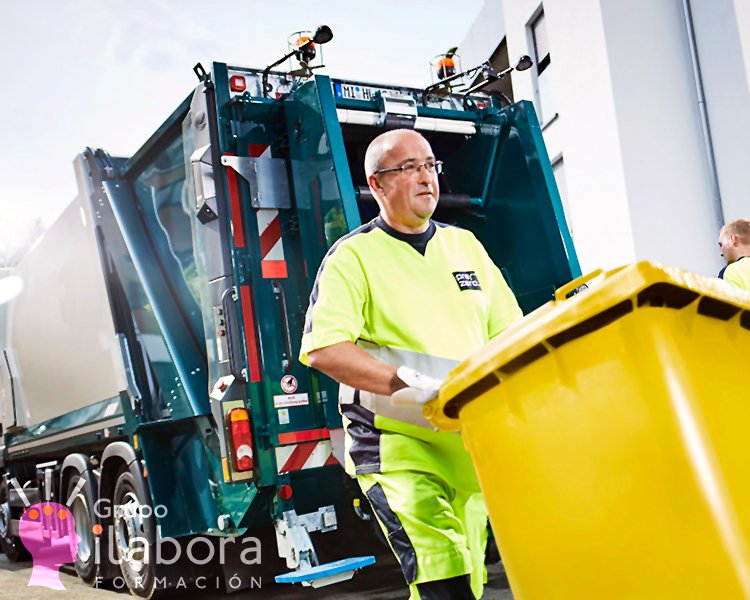 Camión de basura recogiendo residuos urbanos