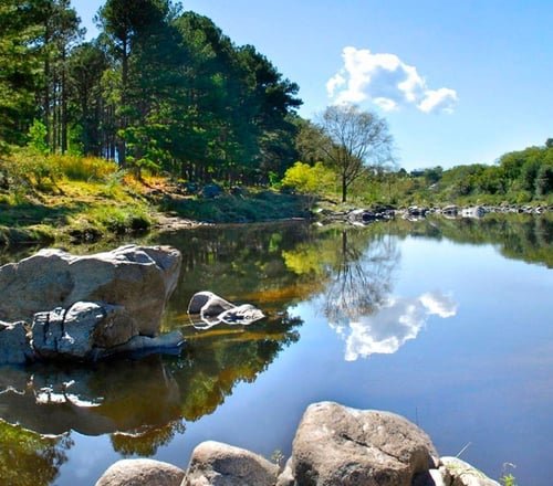 Río con paisaje montañoso en Córdoba, Argentina