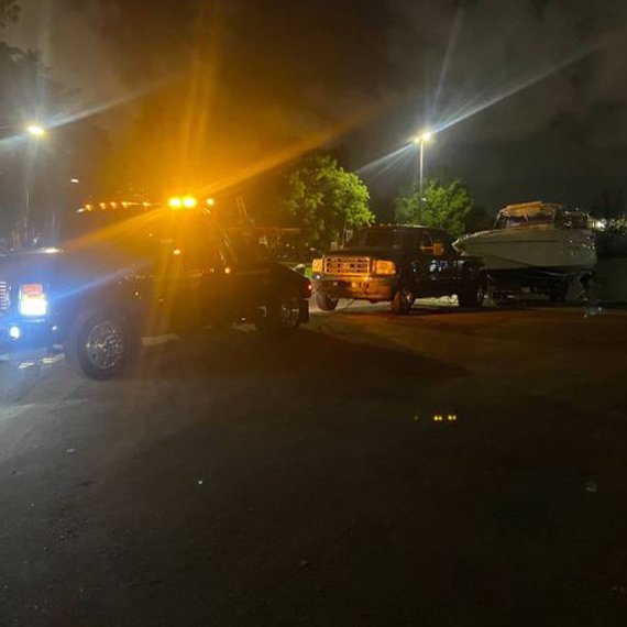 Auto remolcado en la calle de noche