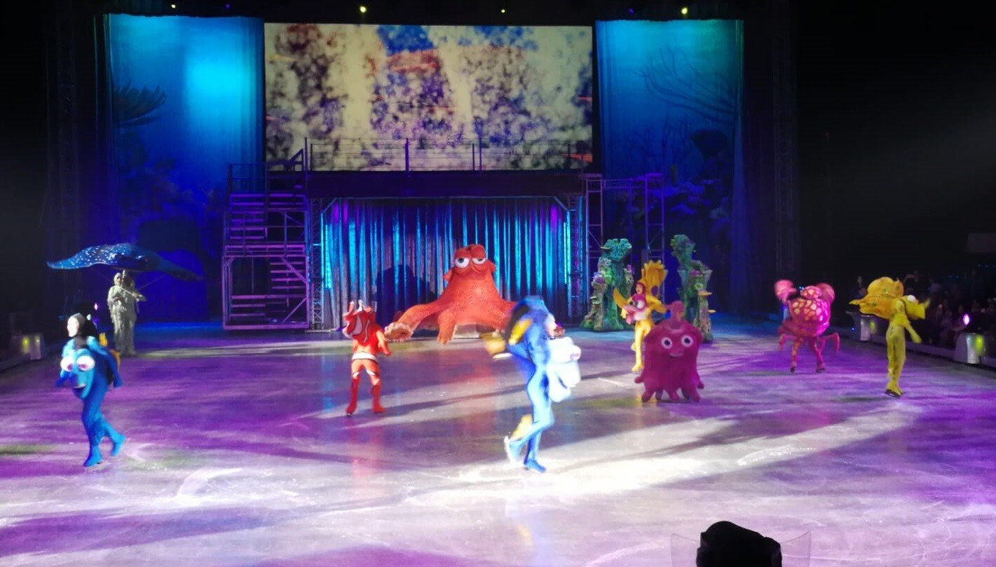 Niños emocionados disfrutando de Disney On Ice