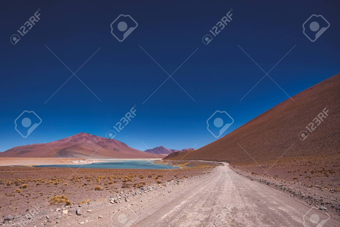 117072787 camino de tierra que conduce a las salinas de siloli a traves del arido paisaje desertico y las