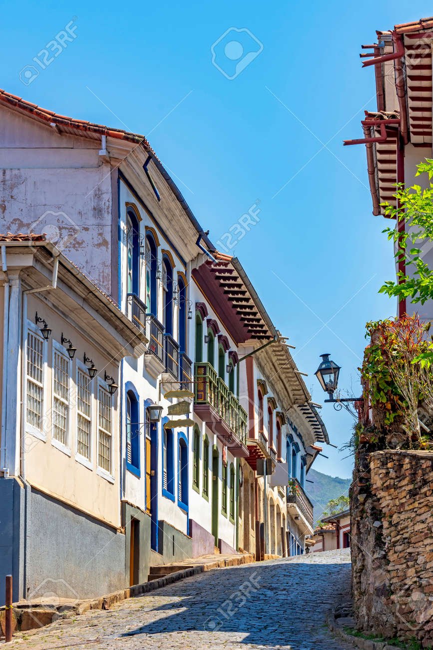 187711216 calle empedrada con casas coloniales antiguas y coloridas en la historica ciudad de ouro preto en el