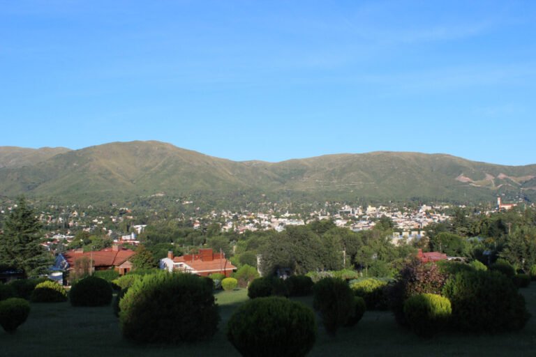 Qué ciudades están cerca de La Falda en Córdoba, Argentina