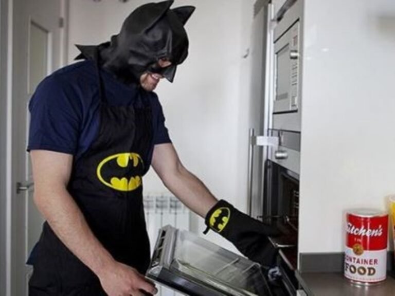 Quién es el Batman que conoció a alguien por Tinder