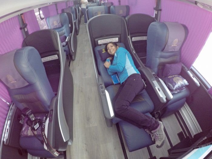 Qué diferencia hay entre un bus cama y un bus semicama