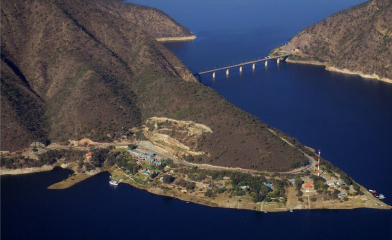 Dónde disfrutar de un paseo en catamarán en Dique Cabra Corral