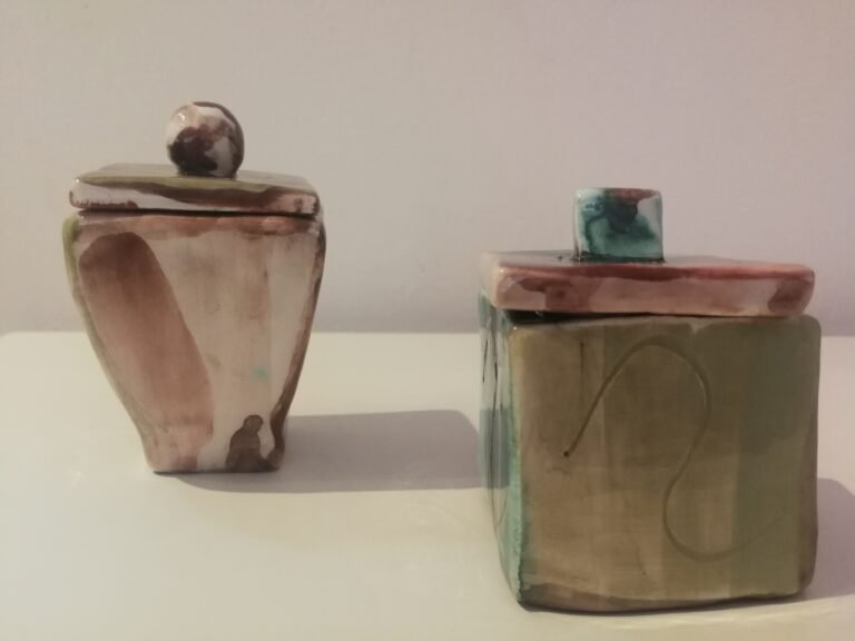 Cuántas piezas incluye una caja de cerámica típica y su costo