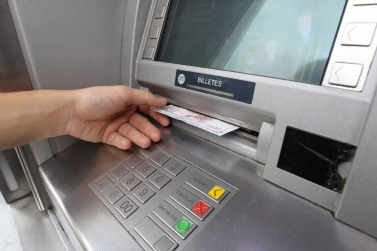Cómo puedo depositar un cheque en un cajero automático rápidamente