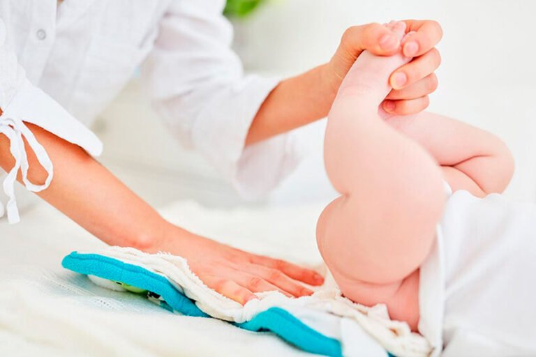 Qué pasos seguir para un correcto cambio de pañal en recién nacidos