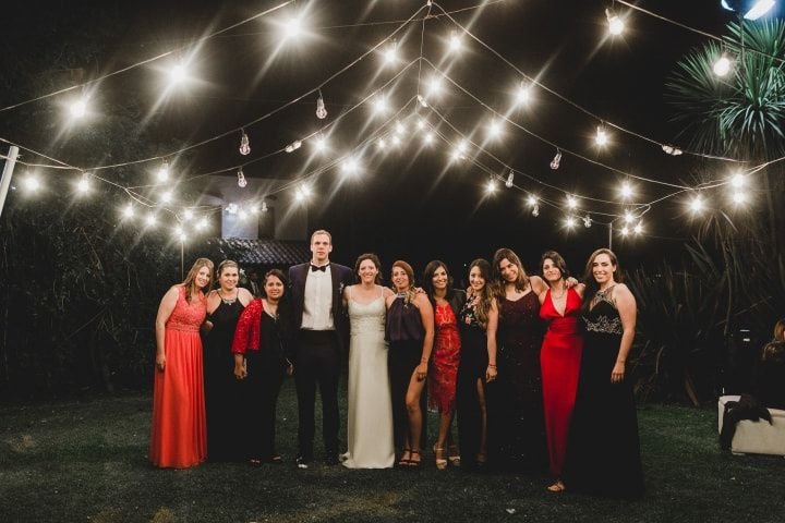 Qué looks elegantes para un casamiento de noche son tendencia este año