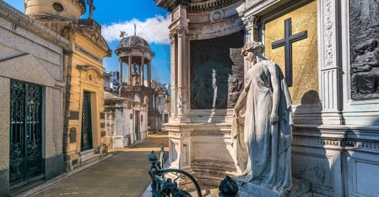 Qué famosos están enterrados en el Cementerio de la Recoleta en Buenos Aires