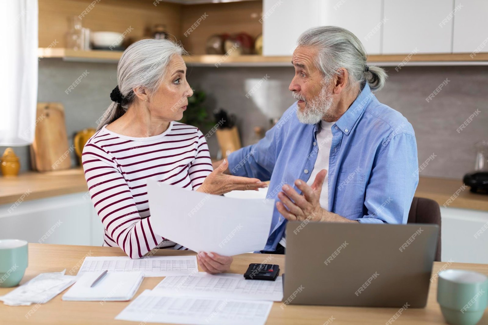 conyuges ancianos preocupados revisando documentos financieros cocina casa 116547 31632