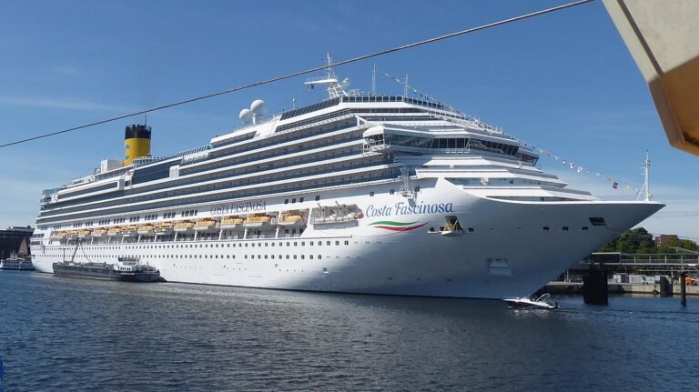 Cuántos pisos tiene el crucero Costa Fascinosa