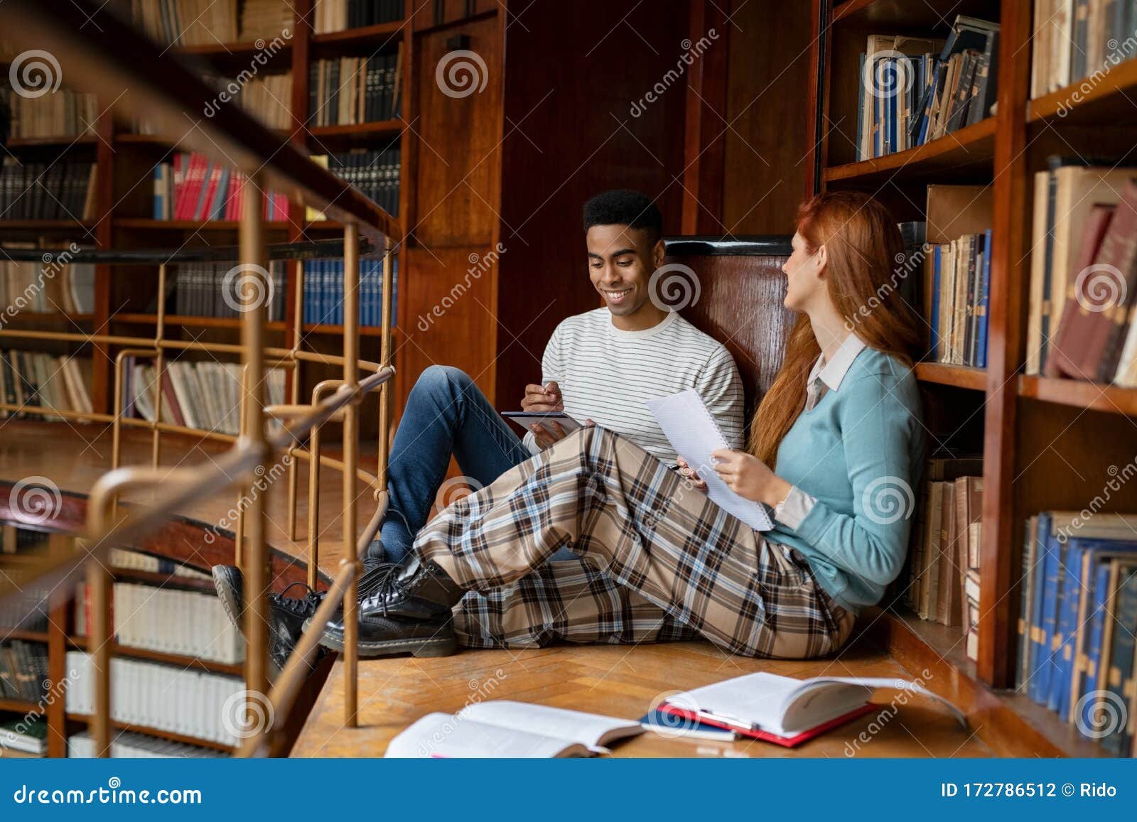 dos estudiantes universitarios estudiando en la biblioteca pareja de preparando examenes el piso amigos felices juntos 172786512